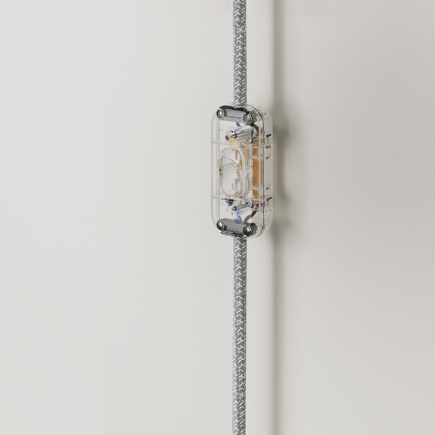 Applique da parete in metallo con spina a due poli - Titanio satinato