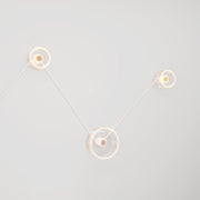 Lampada da parete Spostaluce con 3 lampadine Ghost e cavo bianco e oro