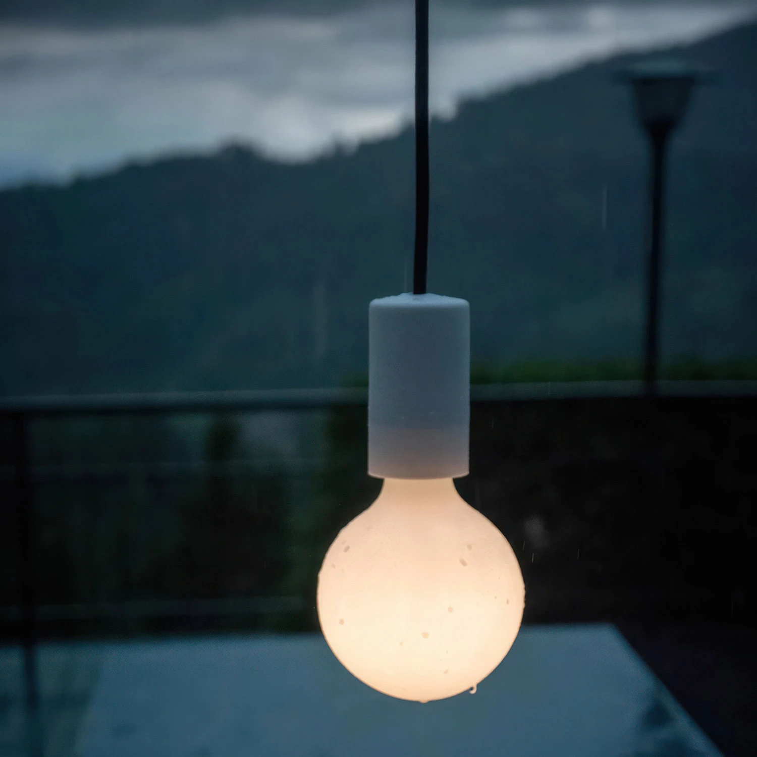 EIVA ELEGANT Lampada a sospensione da esterni con 1,5 m cavo tessile, rosone e portalampada in silicone IP65 waterproof