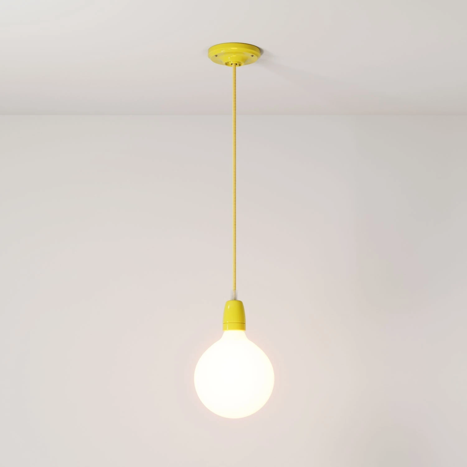 Lampada a sospensione Made in Italy completa di cavo tessile e finiture in porcellana colorata