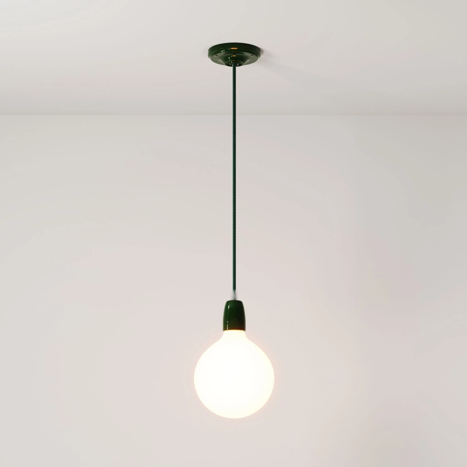 Lampada a sospensione Made in Italy completa di cavo tessile e finiture in porcellana colorata