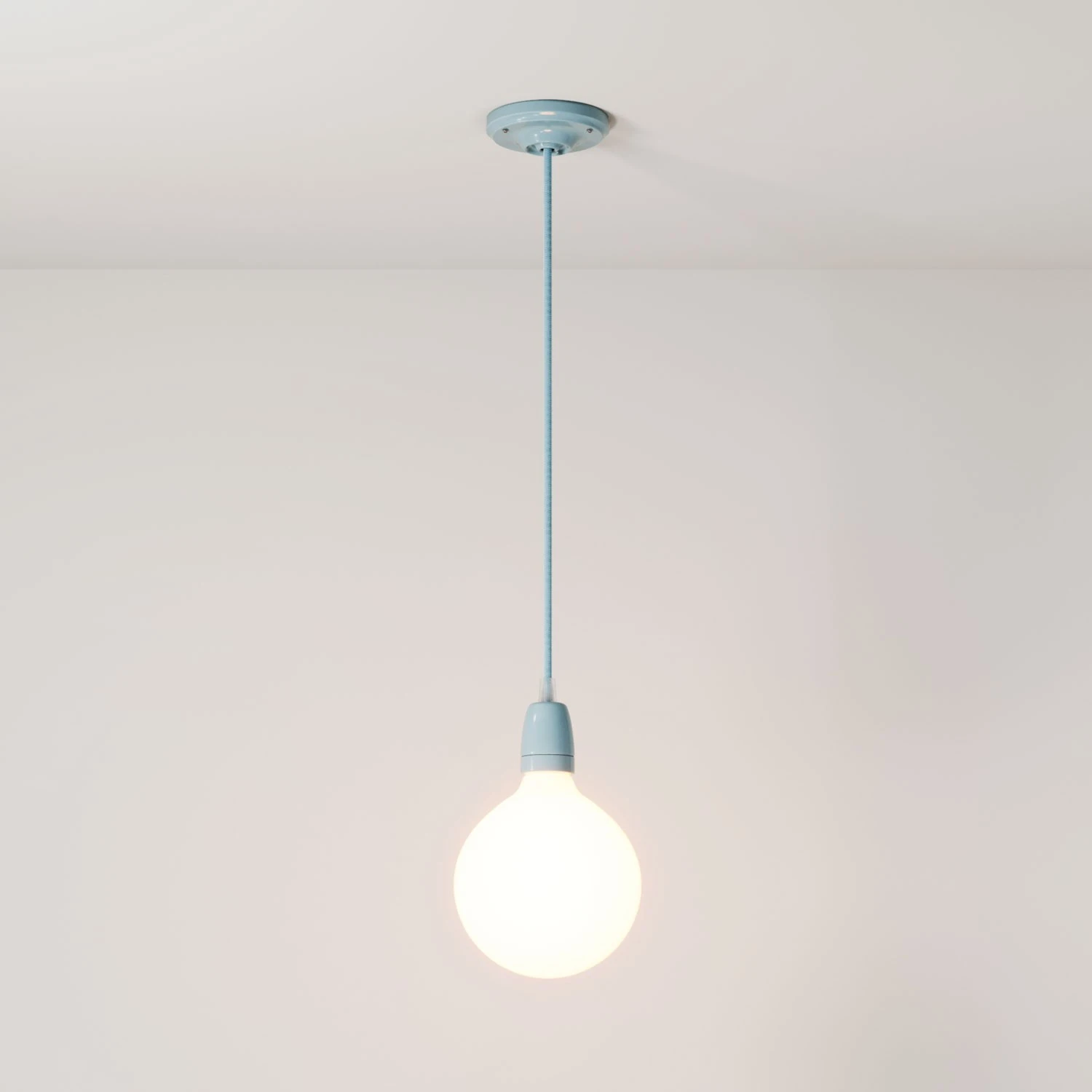 Lampada a sospensione Made in Italy completa di cavo tessile e finiture in porcellana colorata