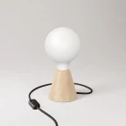 Lampada da tavolo con base in ontano e lampadina a effetto porcellana