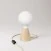 Lampada da tavolo con base in ontano e lampadina a effetto porcellana