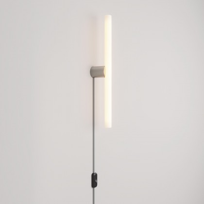 Lampada con spina con finitura metallica e lampadina LED lineare S14d