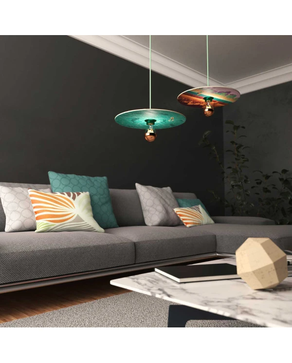 Lampada a sospensione Made in Italy completa di cavo tessile, paralume in legno UFO double-face e finiture in metallo