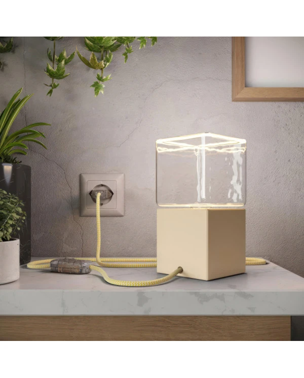 Posaluce Cubetto Color, lampada da tavolo in legno verniciato completa di cavo tessile, interruttore e spina a 2 poli