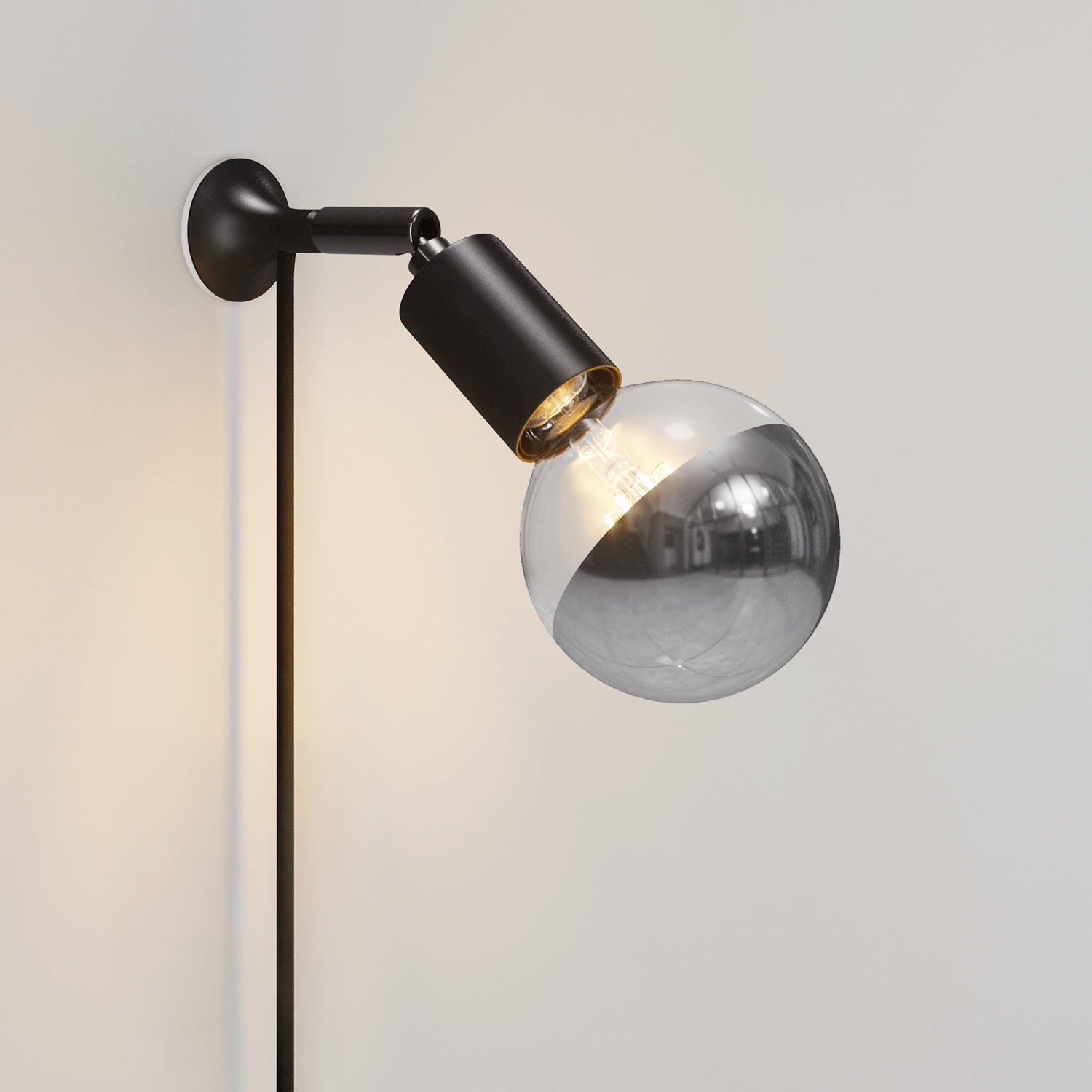 Lampada da parete MAG-Y con snodo e lampadina mezza sfera - Nero