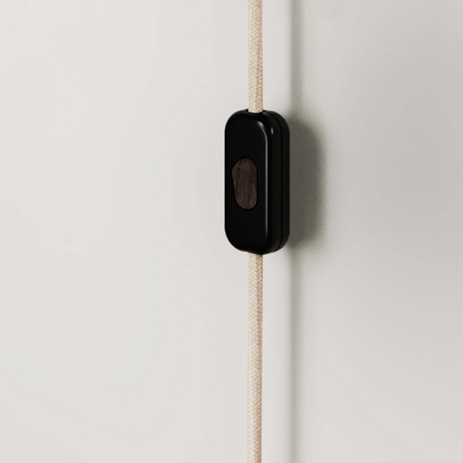 Applique da parete in legno con spina a due poli - Effetto Wengé