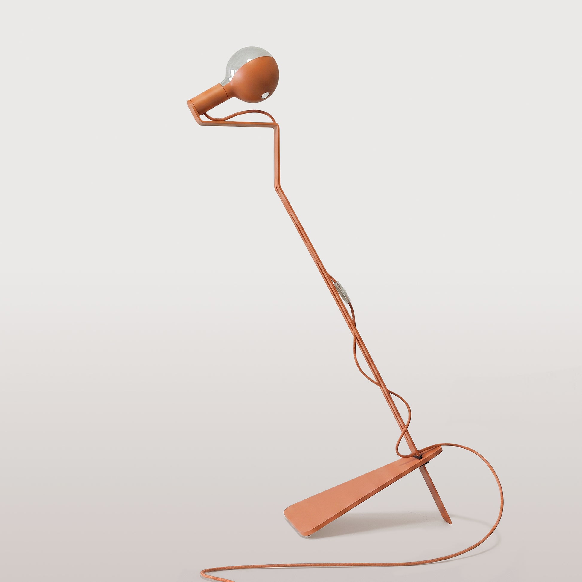 Lampada da terra inclinabile con lampadina LED G125 verniciata - Mario Talia - Arancione