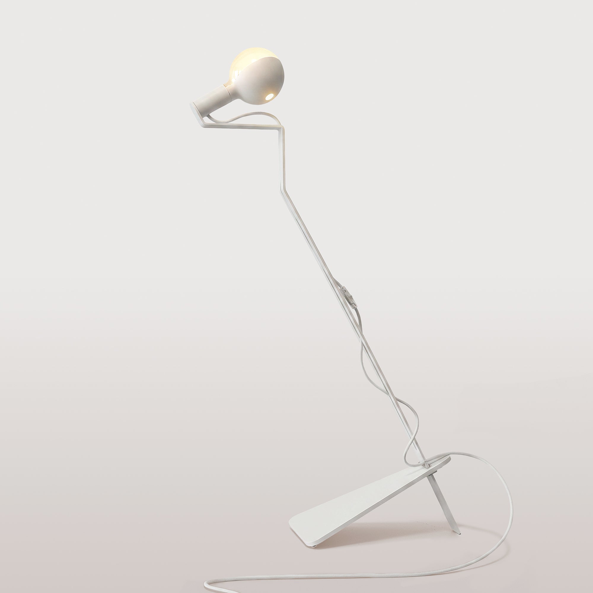 Lampada da terra inclinabile con lampadina LED G125 verniciata - Mario Talia - Bianco