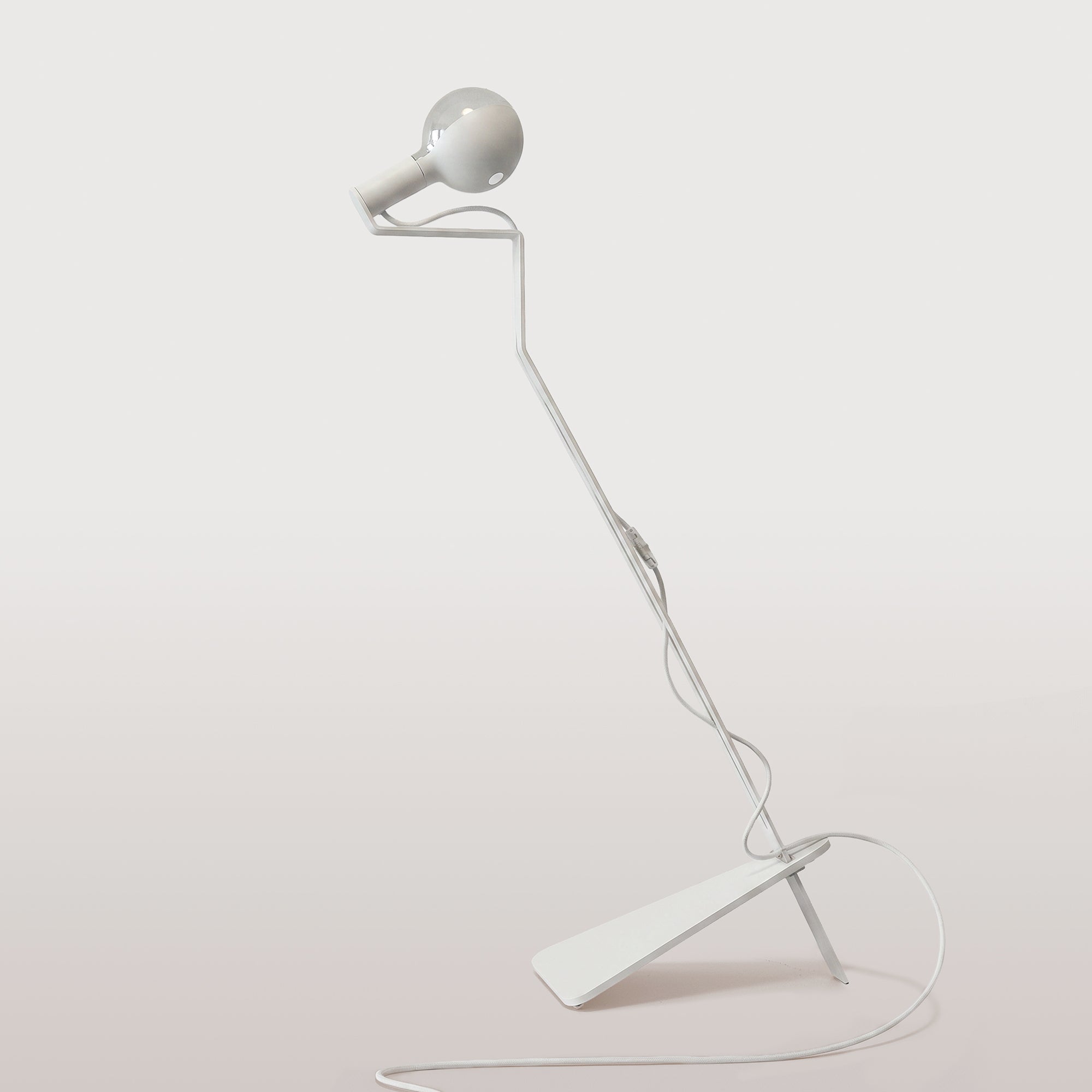 Lampada da terra inclinabile con lampadina LED G125 verniciata - Mario Talia - Bianco
