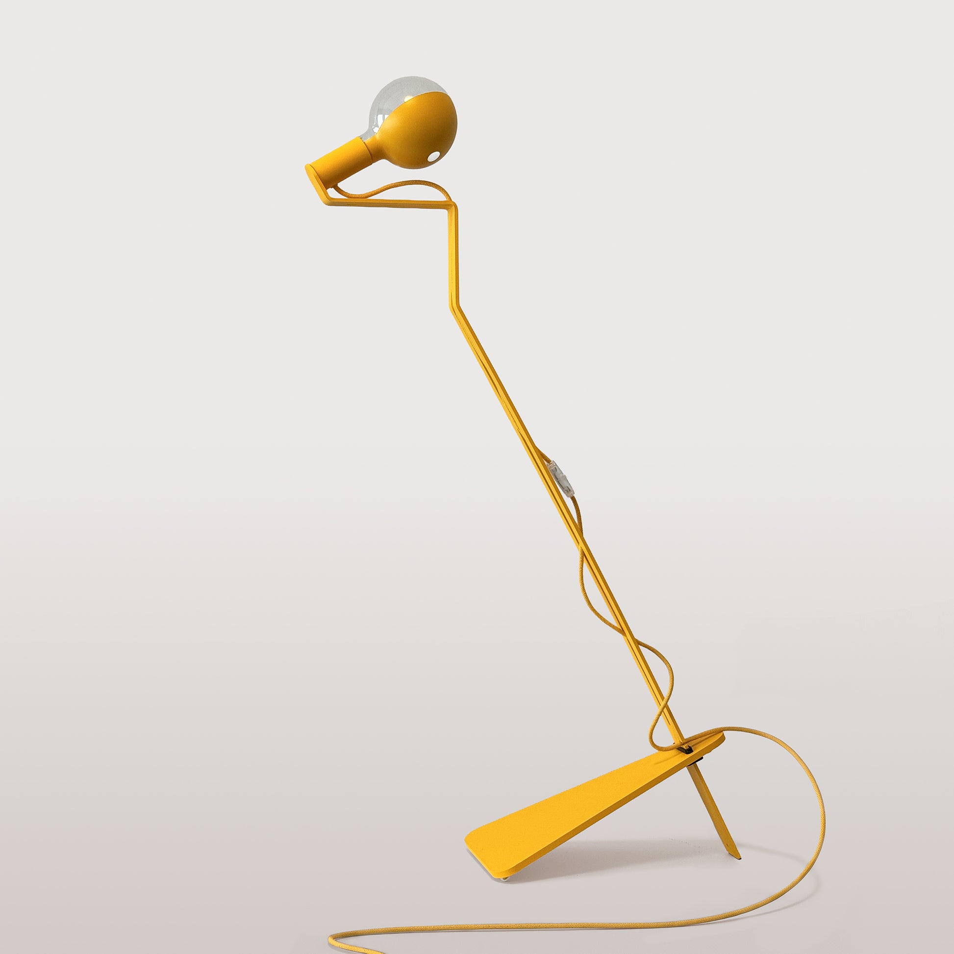 Lampada da terra inclinabile con lampadina LED G125 verniciata - Mario Talia - Giallo