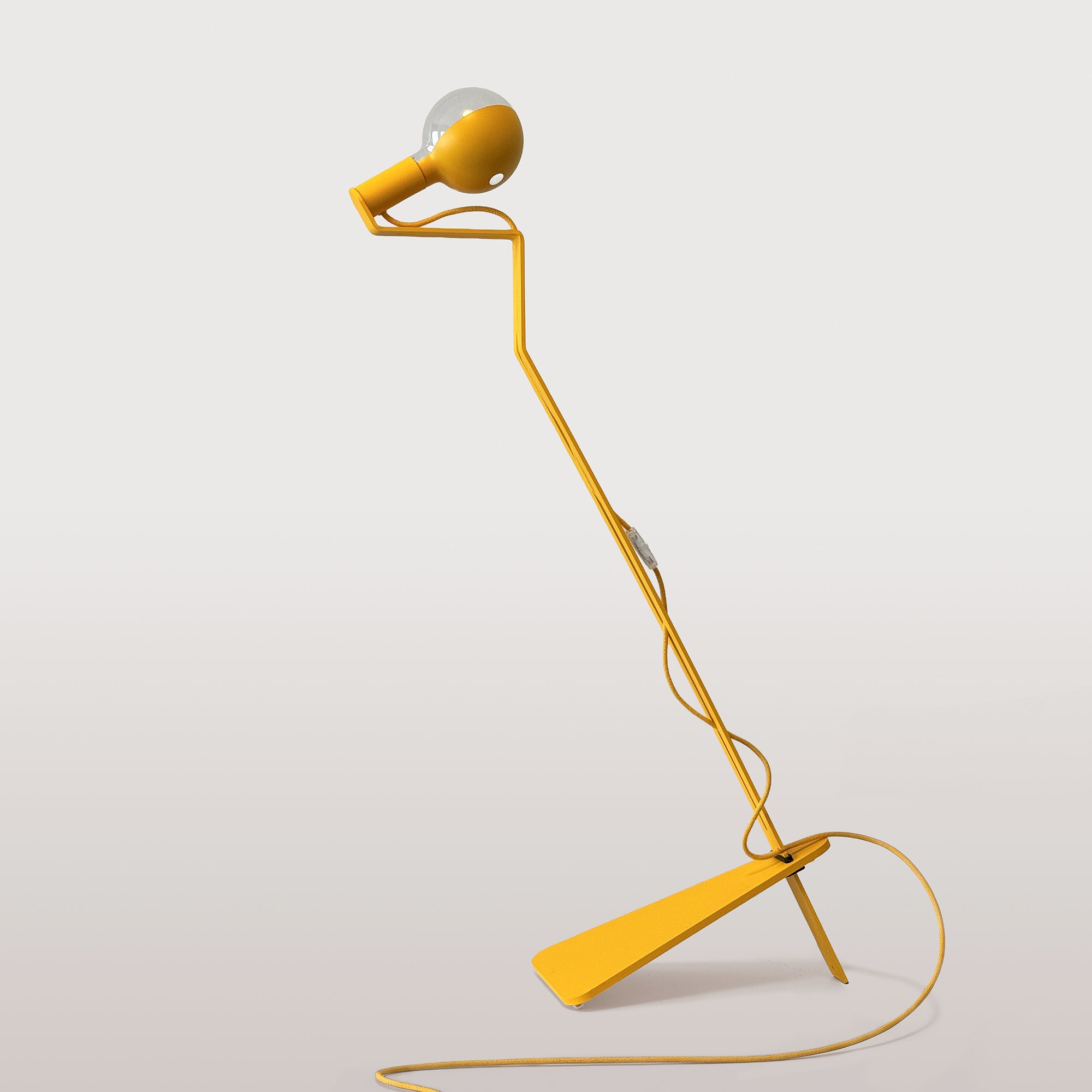 Lampada da terra inclinabile con lampadina LED G125 verniciata - Mario Talia - Giallo