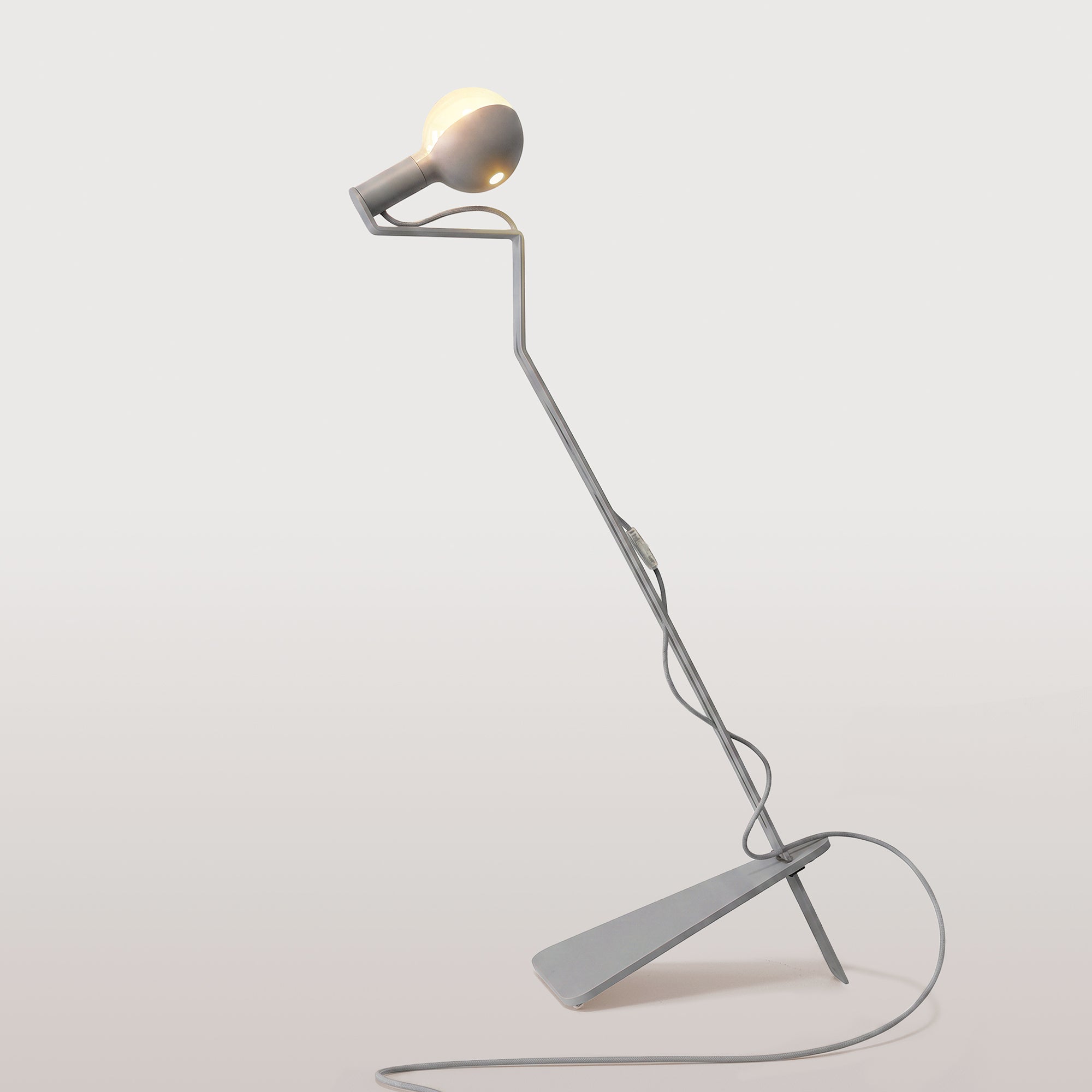 Lampada da terra inclinabile con lampadina LED G125 verniciata - Mario Talia - Grigio