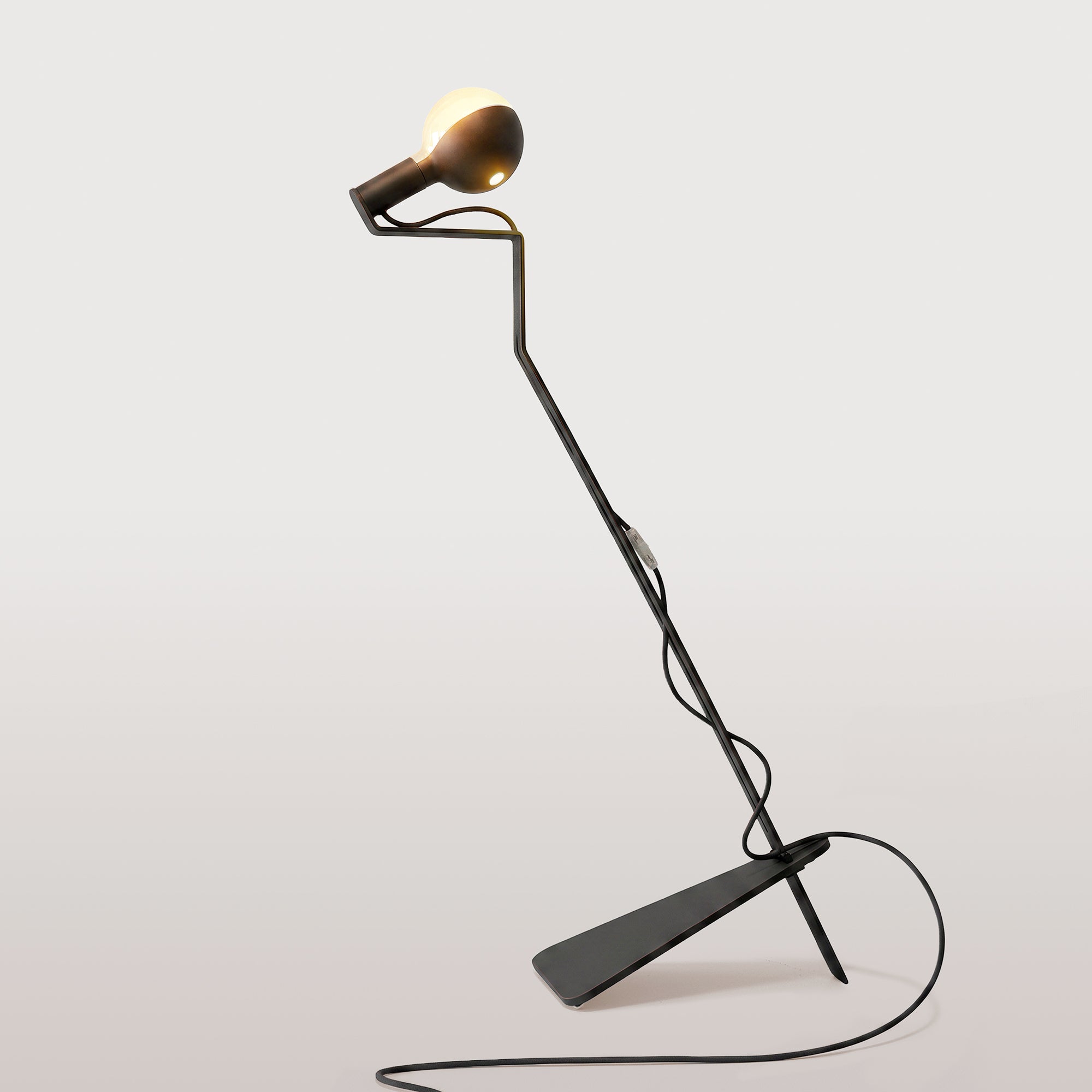 Lampada da terra inclinabile con lampadina LED G125 verniciata - Mario Talia - Nero