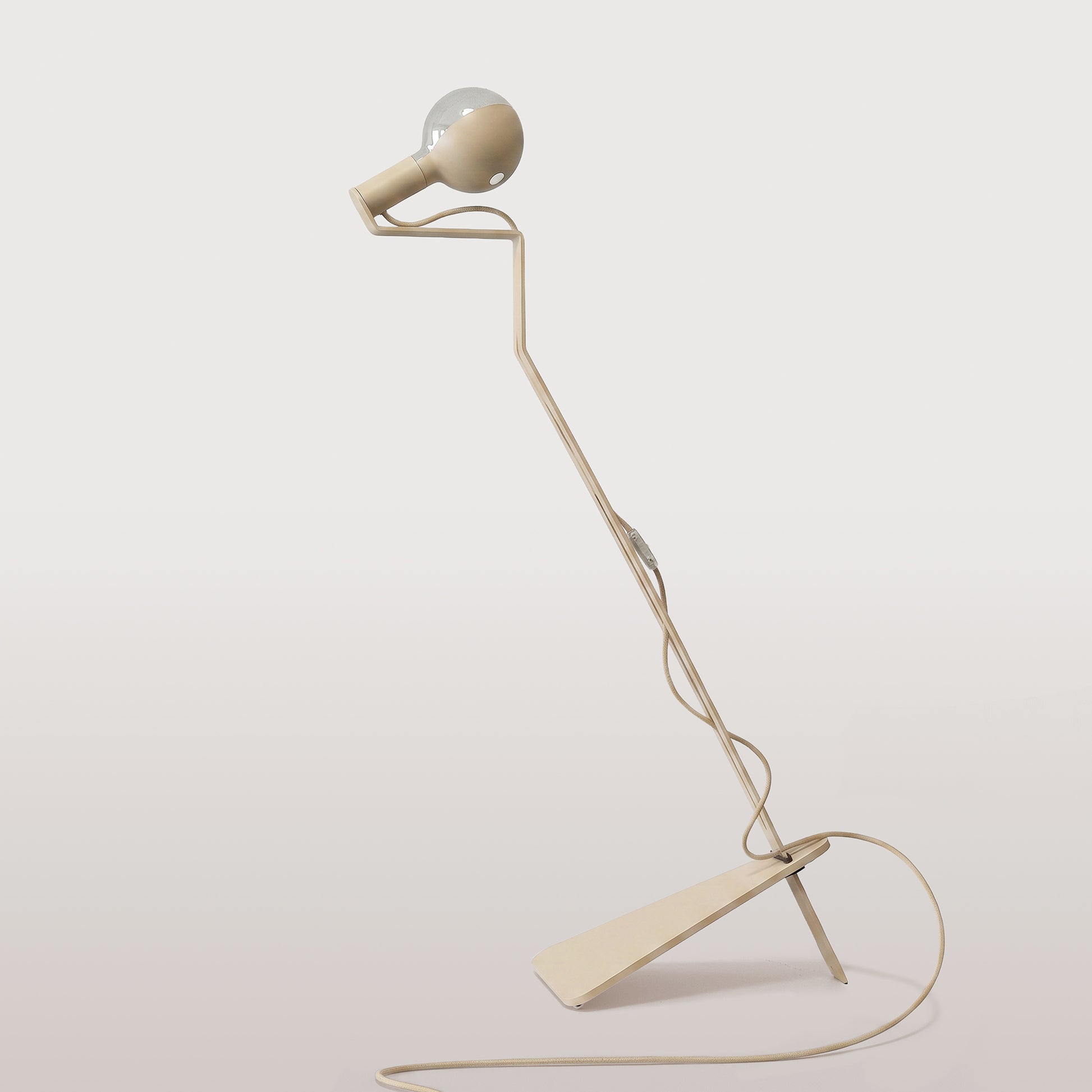 Lampada da terra inclinabile con lampadina LED G125 verniciata - Mario Talia - Panna