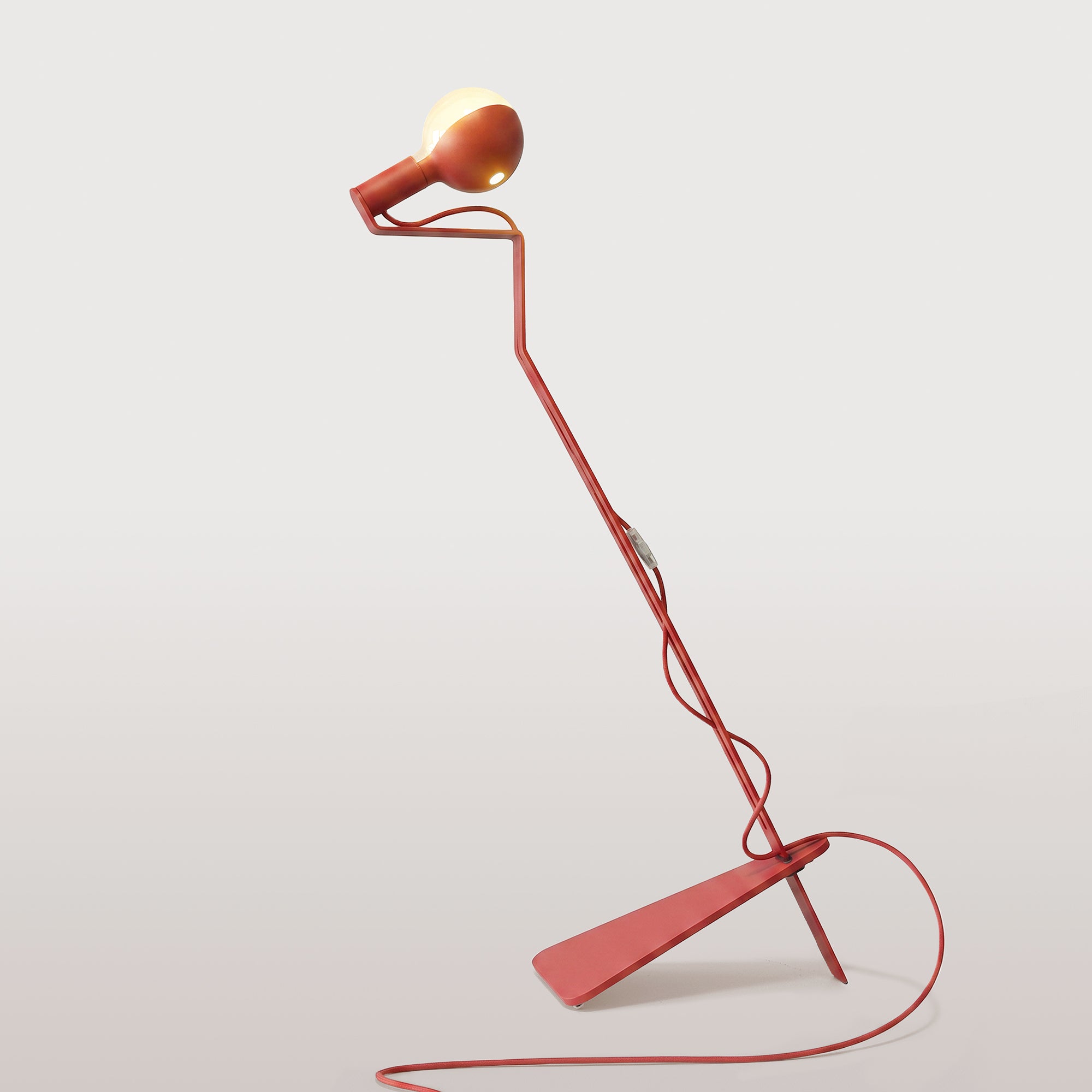 Lampada da terra inclinabile con lampadina LED G125 verniciata - Mario Talia - Rosso