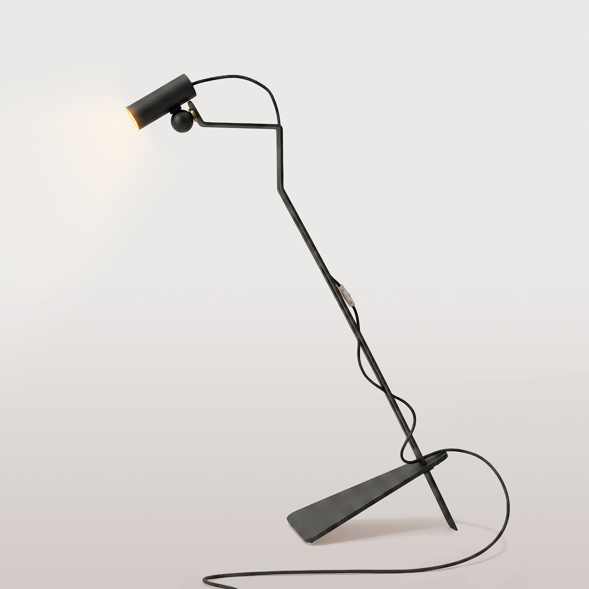 Lampada da terra inclinabile con faretto magnetico orientabile - Mario Tubo - Nero