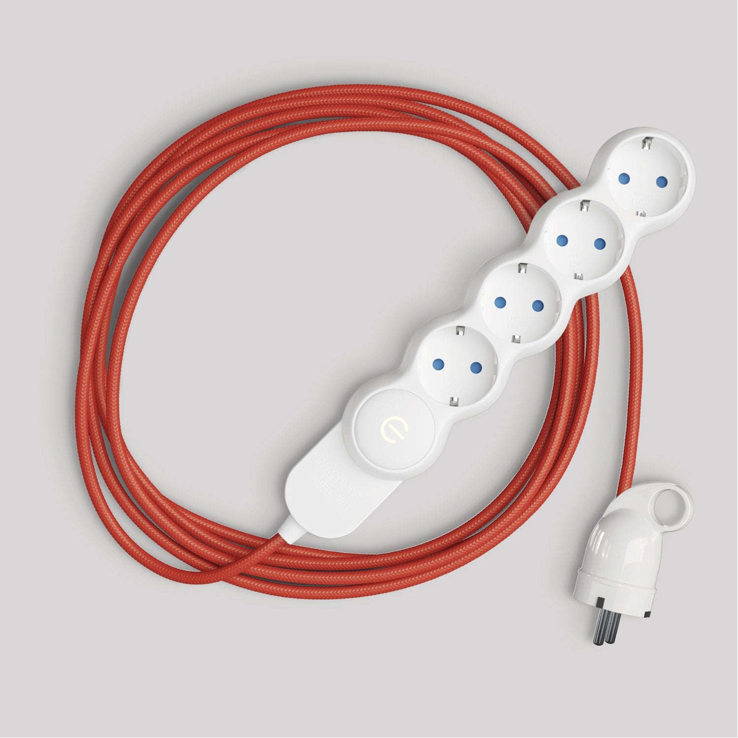 Multipresa tedesca con cavo in tessuto rosso lucido e spina Schuko con anello comfort