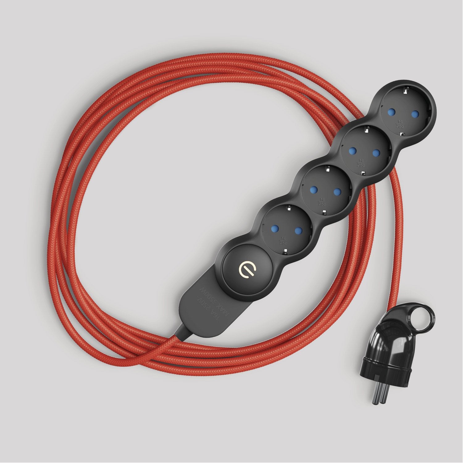 Multipresa tedesca con cavo in tessuto rosso lucido e spina Schuko con anello comfort