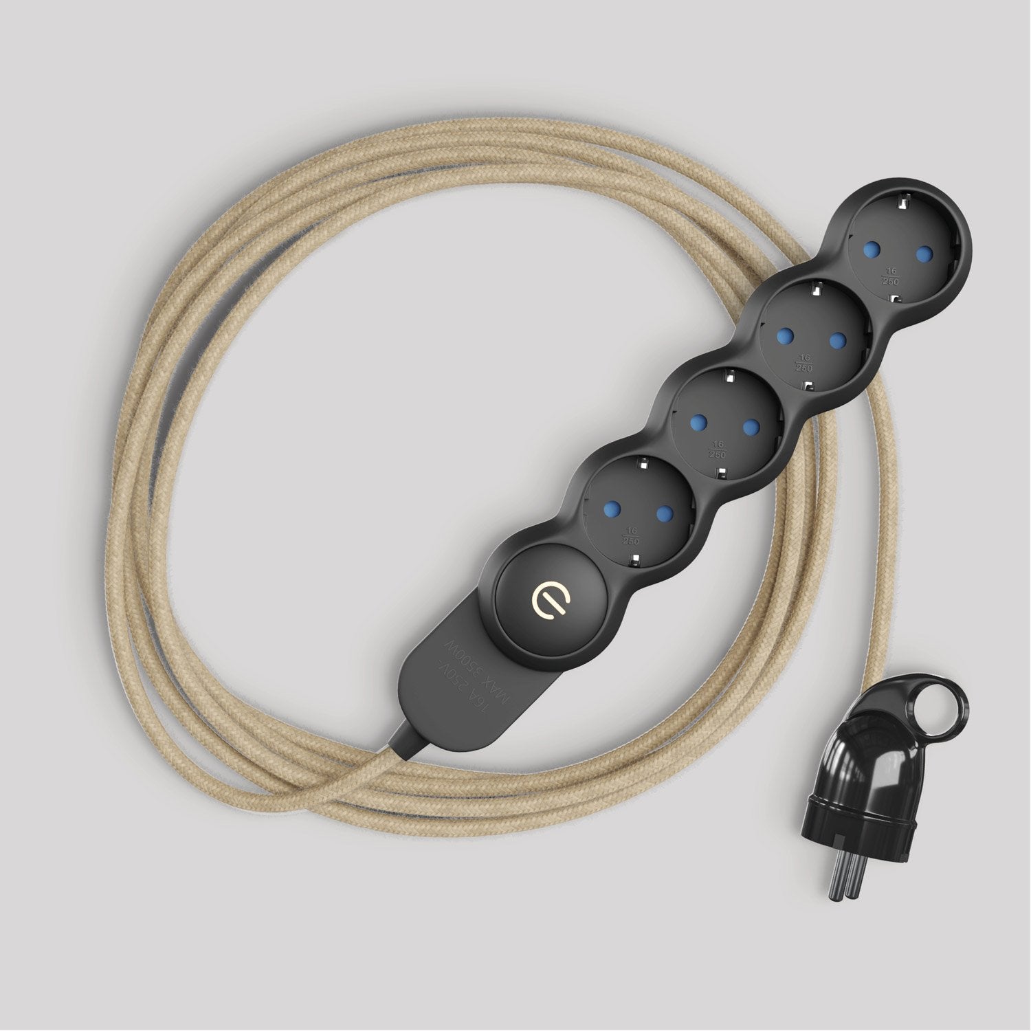 Multipresa tedesca con cavo in juta di colore neutro e spina Schuko con anello comfort