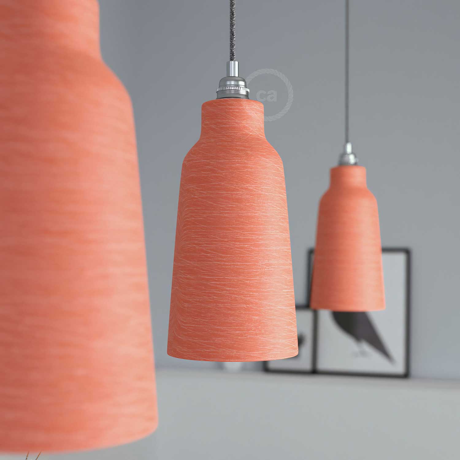 Lampada a sospensione completa di cavo tessile, paralume Bottiglia in ceramica e finiture in metallo - Corallo striato