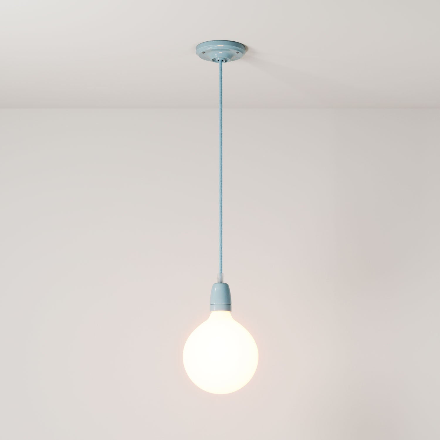 Lampada a sospensione completa di cavo tessile e finiture in porcellana colorata - Azzurro