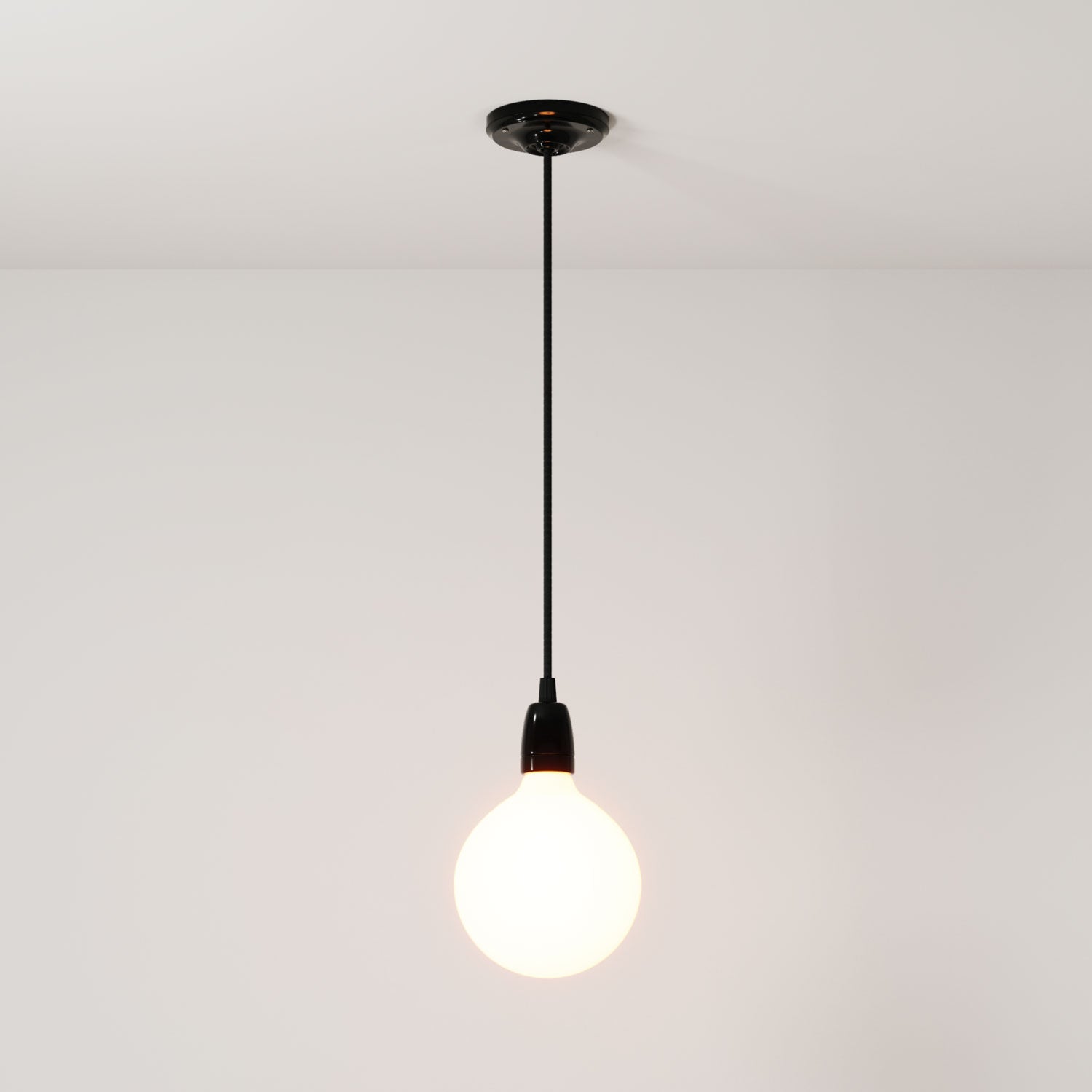 Lampada a sospensione completa di cavo tessile e finiture in porcellana colorata - Nero