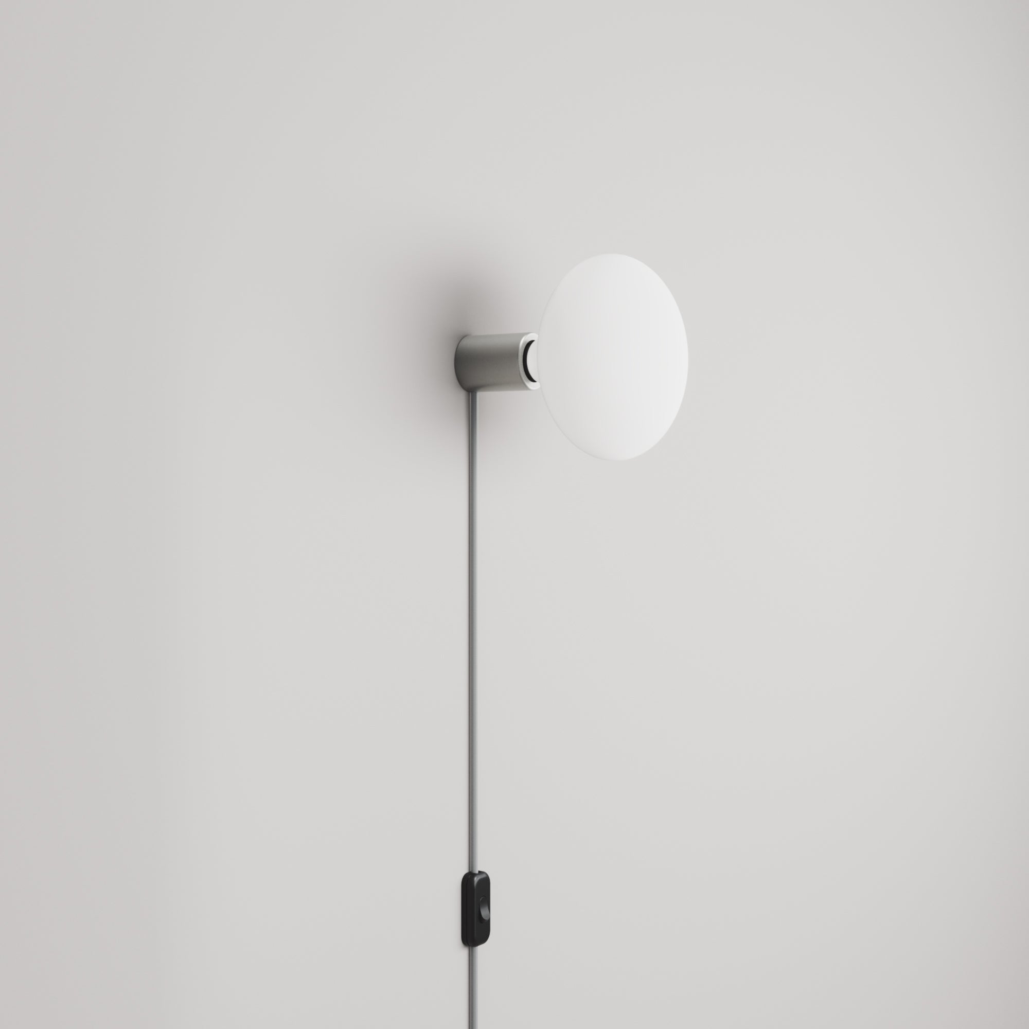 Lampada con spina con finitura metallica e lampadina LED Ellipse effetto porcellana - Titanio satinato
