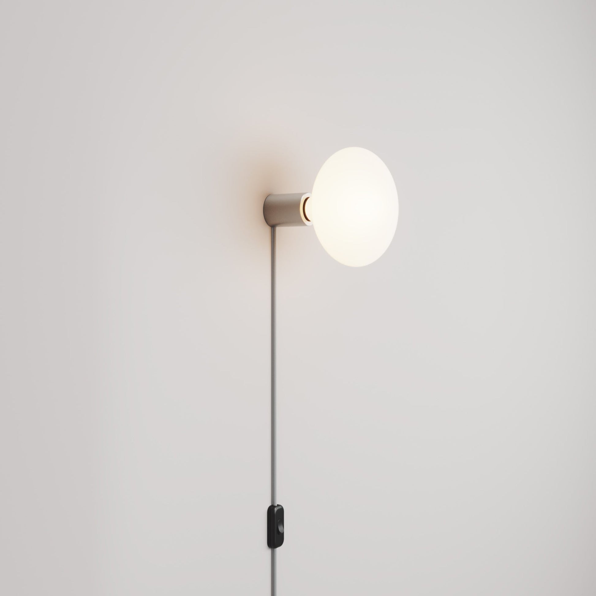 Lampada con spina con finitura metallica e lampadina LED Ellipse effetto porcellana - Titanio satinato