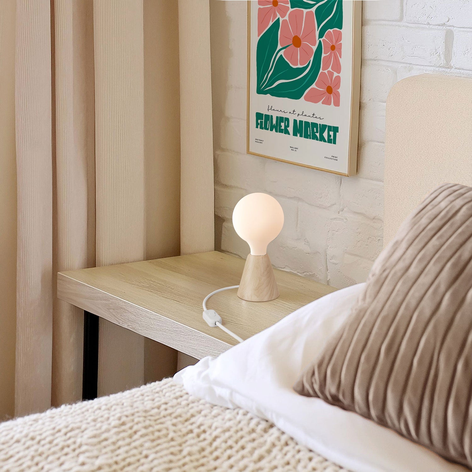 Lampada da tavolo con base in ontano, lampadina a effetto porcellana, cavo RM01 e spina EU - Creative Cables