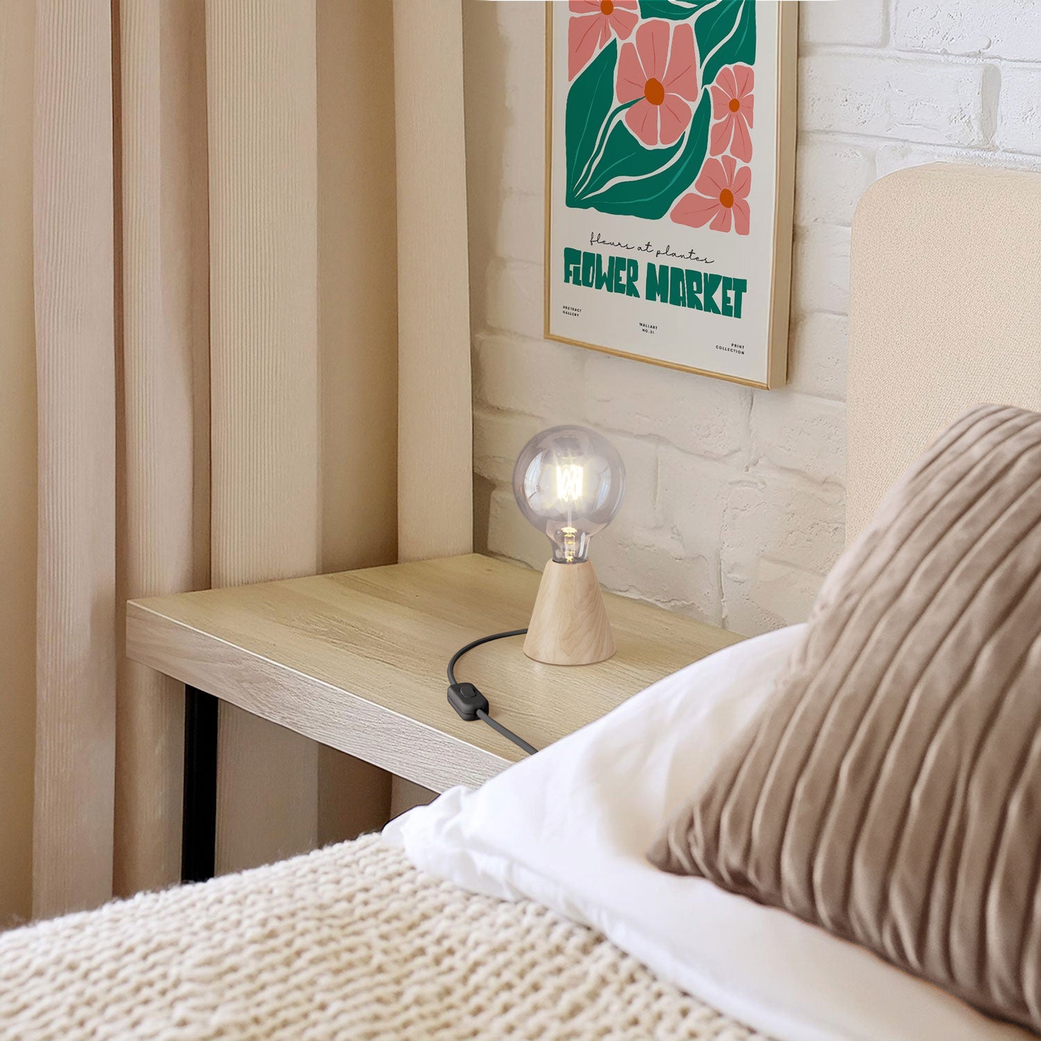 Lampada da tavolo con base in ontano, lampadina trasparente, cavo RM04 e spina EU - Creative Cables