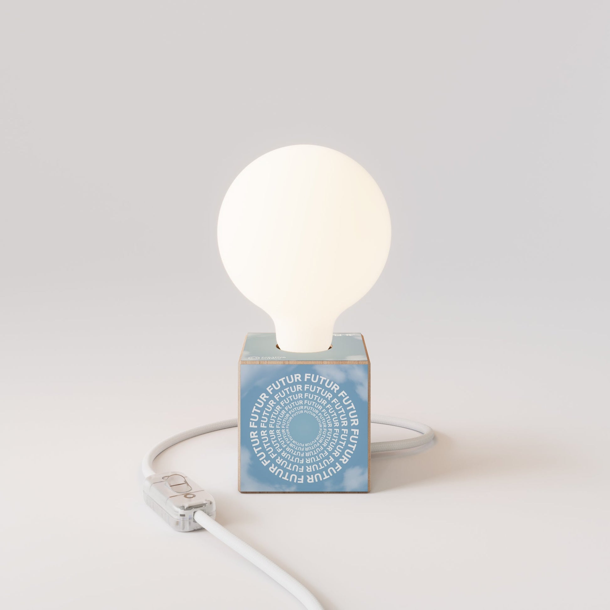 Lampada da tavolo Cubetto "Futur" con lampadina globo effetto porcellana - Futur festival