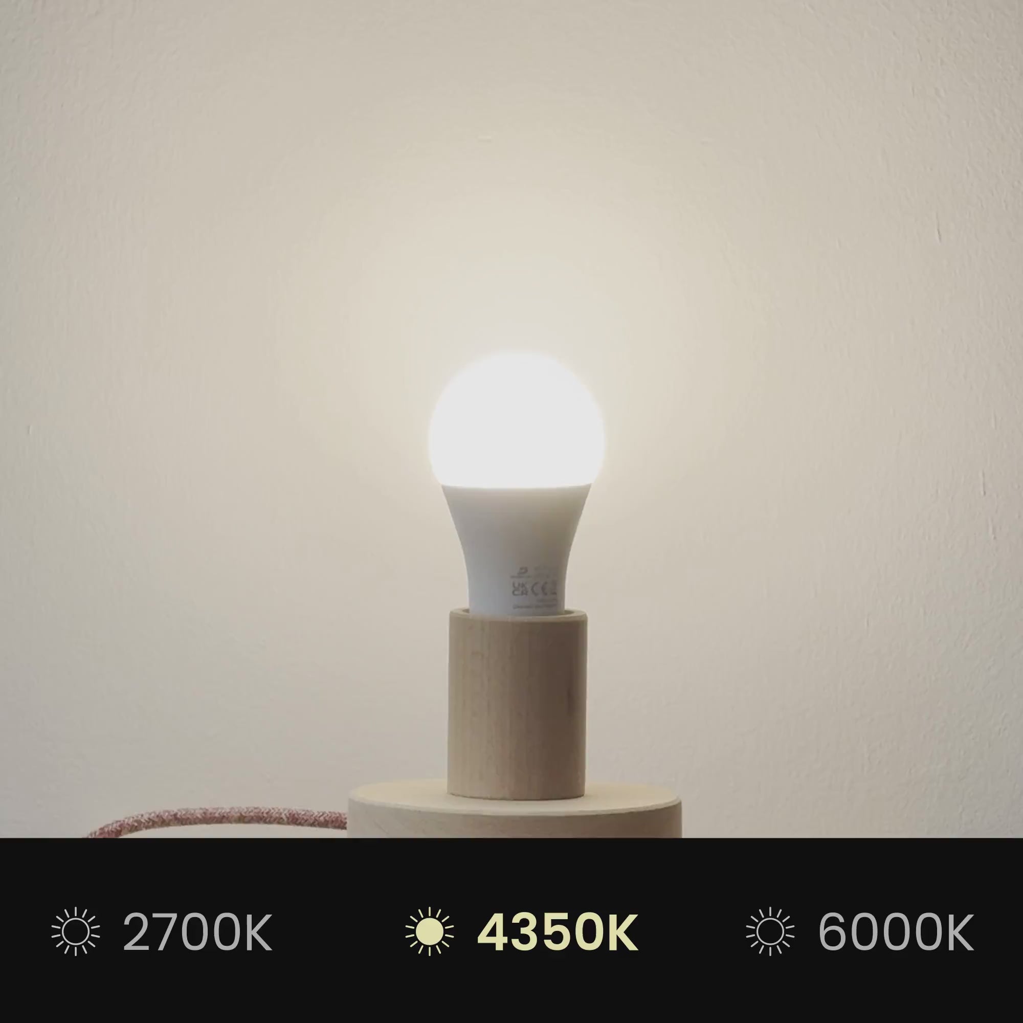 Carica video: Lampada a sospensione con paralume in tessuto Cilindro Medium Arenal oro - Made in Italy