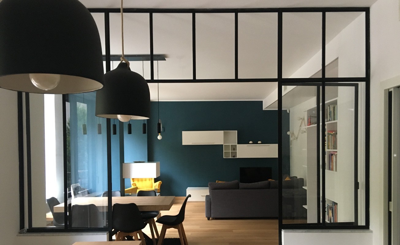 Color ottanio e luci personalizzate protagonisti di un appartamento torinese
