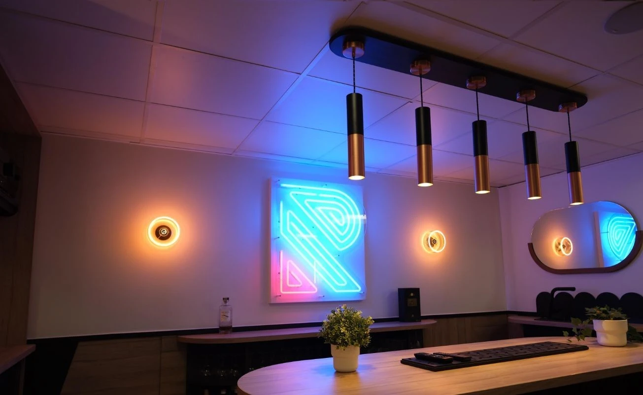 Una sala conferenze, tre identità. A illuminarle, Creative Cables