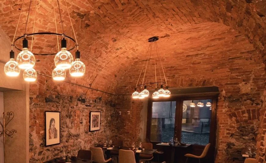 Eleganza, minimalismo e lampadari protagonisti di Le Petit Restaurant Japonais