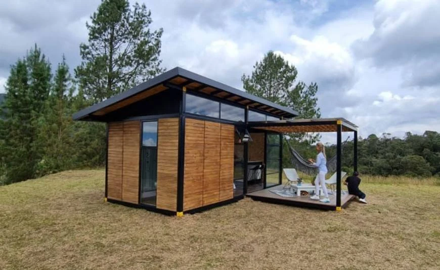 Mini casa in Colombia: piccola, ecologica e… ricca di luci